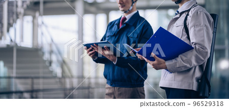 做檢查工作的商人 做檢查工作的商人 96529318