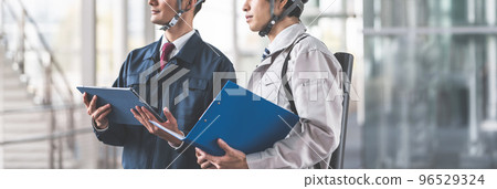 A man in his thirties wearing work clothes 96529324