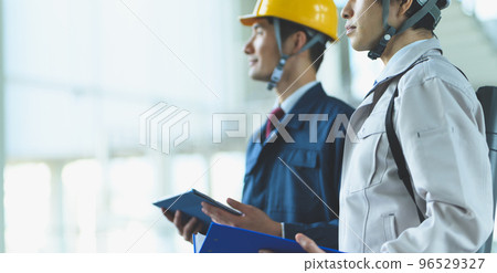 A man in his 40s in work clothes to check 96529327