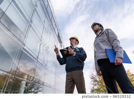 三十多歲穿工作服的男人 三十多歲穿工作服的男人 96529332
