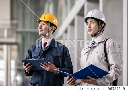 三十多歲穿工作服的男人 96529349