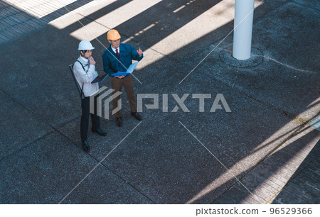 A man in his thirties wearing work clothes 96529366