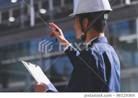 A man in his thirties wearing work clothes 96529369