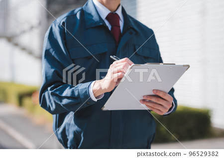 三十多歲穿工作服的男人 96529382