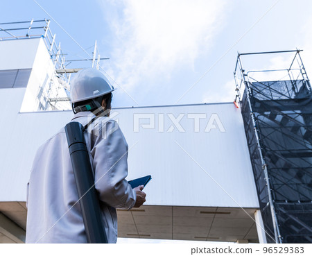 一個40多歲的男人穿著工作服來檢查 96529383