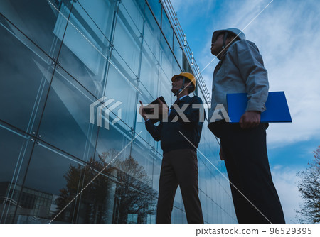 三十多歲穿工作服的男人 96529395