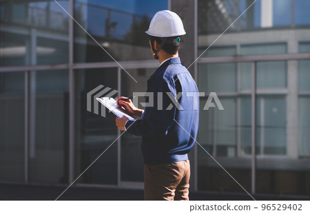 A man in his 40s in work clothes to check 96529402