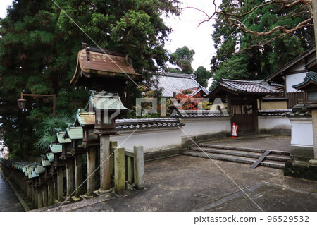 日本的寺院:從奈良縣生駒市法山寺院內的道路看日落前的景色 日本的寺院:從奈良縣生駒市法山寺院內的道路看日落前的景色 96529532