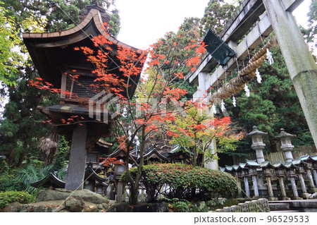 日本的寺廟:奈良縣生駒市法山寺院內和鳥居門前日落前的風景 日本的寺廟:奈良縣生駒市法山寺院內和鳥居門前日落前的風景 96529533