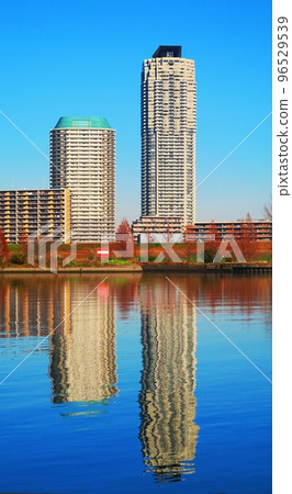 從東京都北區一側的荒川岸邊看埼玉縣川口市的艾爾莎塔和荒川景觀 從東京都北區一側的荒川岸邊看埼玉縣川口市的艾爾莎塔和荒川景觀 96529539