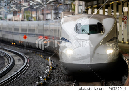 【東海道新幹線】Kodama列車在雨中停在米原站 96529944