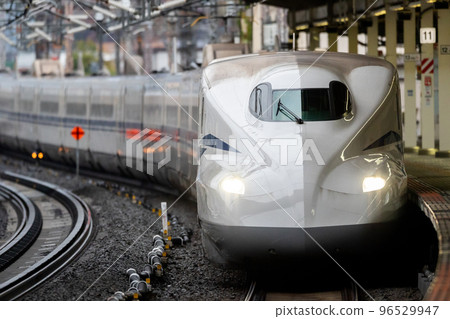 【東海道新幹線】Kodama列車在雨中停在米原站 【東海道新幹線】Kodama列車在雨中停在米原站 96529947