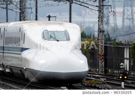 [東海道新幹線]雨中穿過米原站的希望列車 96530205