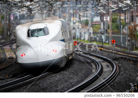 [東海道新幹線]雨中穿過米原站的希望列車 96530206