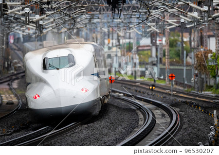 [東海道新幹線]雨中穿過米原站的希望列車 96530207