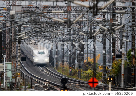 [東海道新幹線]雨中穿過米原站的希望列車 96530209