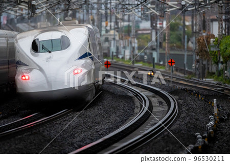 [東海道新幹線]雨中穿過米原站的希望列車 96530211