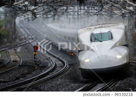 [東海道新幹線]雨中穿過米原站的希望列車 96530218