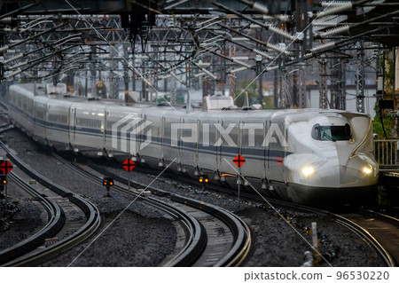 【東海道新幹線】Kodama列車在雨中停在米原站 【東海道新幹線】Kodama列車在雨中停在米原站 96530220