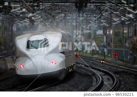 [東海道新幹線]雨中穿過米原站的希望列車 96530221