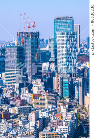 日本澀谷寫字樓和山手線的東京城市景觀。櫻丘再開發大樓即將竣工 96530230