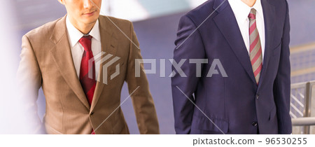 穿著西裝的 30-40 多歲的酷商人 96530255