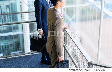 穿著西裝的 30-40 多歲的酷商人 穿著西裝的 30-40 多歲的酷商人 96530258