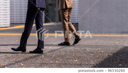 穿著西裝的 30-40 多歲的酷商人 穿著西裝的 30-40 多歲的酷商人 96530260