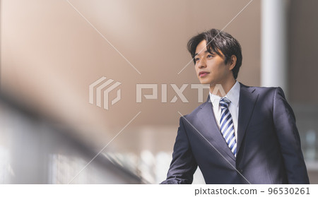 Cool businessman in his 30s-40s wearing a suit 96530261