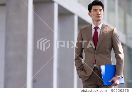 Cool businessman in his 30s-40s wearing a suit 96530276