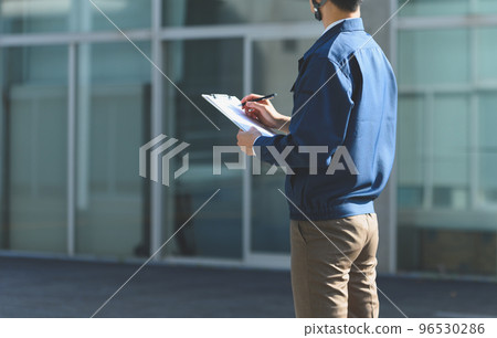 一個40多歲的男人穿著工作服來檢查 96530286