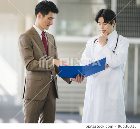 Male staff working in the medical field 96530313