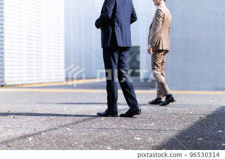 Cool businessman in his 30s-40s wearing a suit 96530314