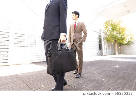 穿著西裝的 30-40 多歲的酷商人 96530332