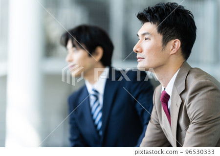 穿著西裝的 30-40 多歲的酷商人 96530333