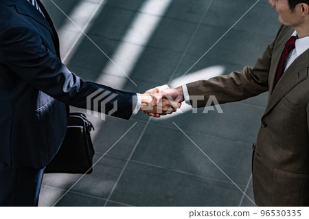 握手的兩個商人 握手的兩個商人 96530335