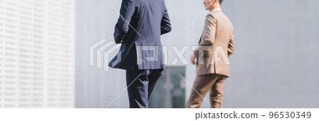 Cool businessman in his 30s-40s wearing a suit 96530349