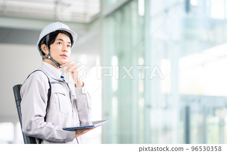 三十多歲穿工作服的男人 96530358