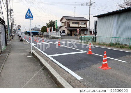 White wire drawing work on the road 96530603