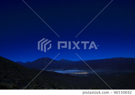 烏尤尼烏尤尼小村莊和星星的夜景 烏尤尼烏尤尼小村莊和星星的夜景 96530692