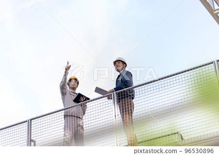 A man in his thirties wearing work clothes 96530896