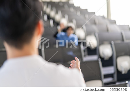 在醫療領域工作的男性員工 96530898