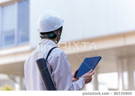 三十多歲穿工作服的男人 96530900