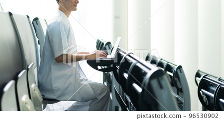 在醫療領域工作的男性員工 96530902