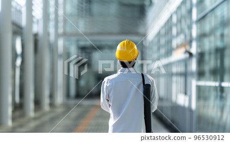 A man in his 40s in work clothes to check 96530912