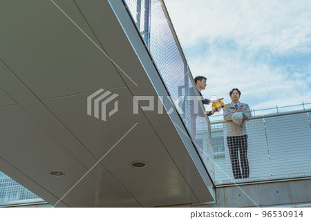 A man in his thirties wearing work clothes 96530914