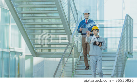 三十多歲穿工作服的男人 三十多歲穿工作服的男人 96530926