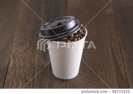 paper cup and coffee beans 96531010