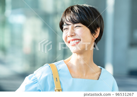 一個休閒的女商人。 一個休閒的女商人。 96531267