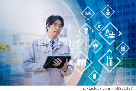 A man in his 40s in work clothes to check 96531357